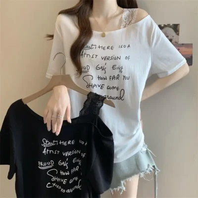 大碼女裝春夏新款寬鬆顯瘦字母印花不規則斜領露肩短袖上衣 - Image 5