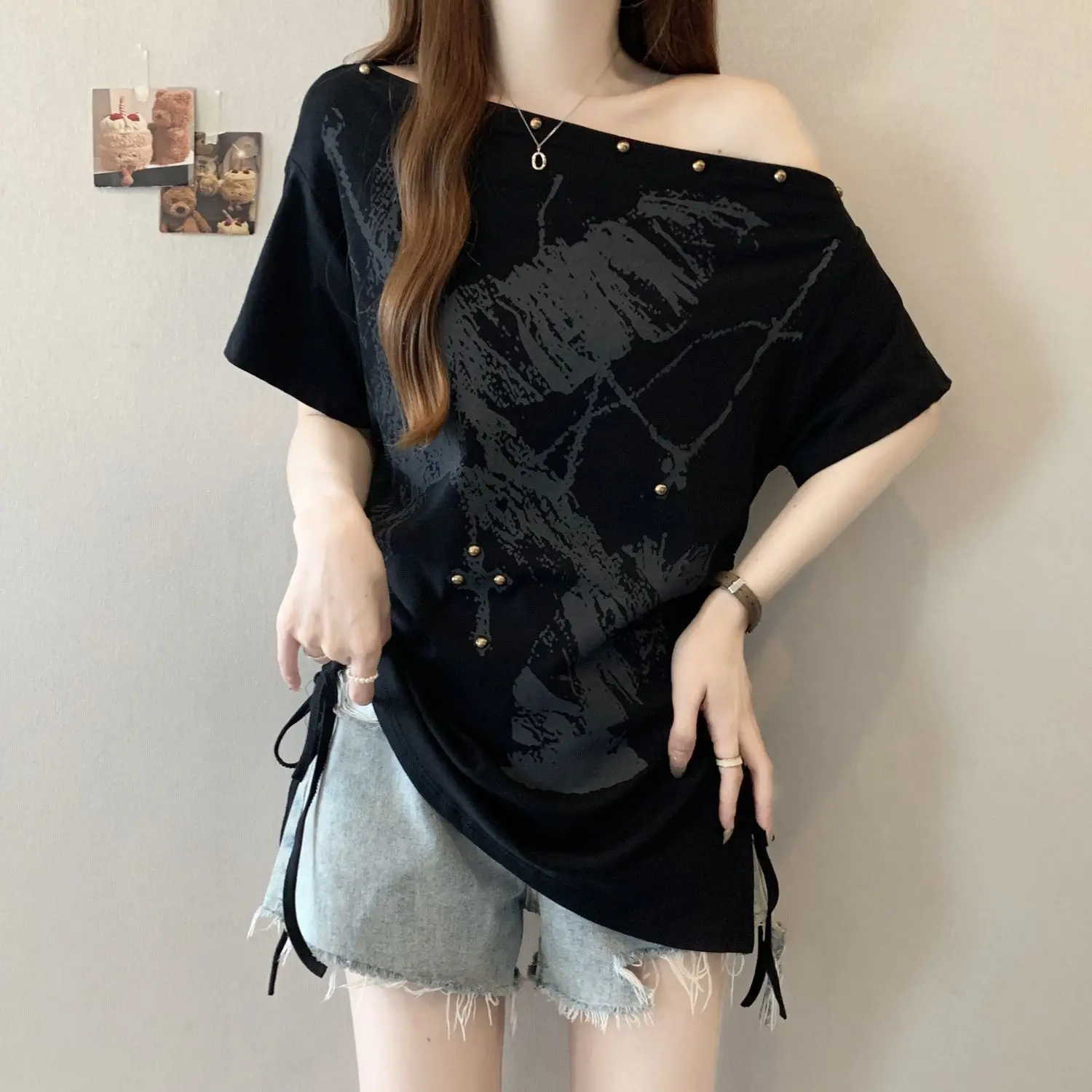 大碼女裝夏季爆款:寬鬆顯瘦復古印花蕾絲百褶交叉領露肩短袖上衣 - Image 2