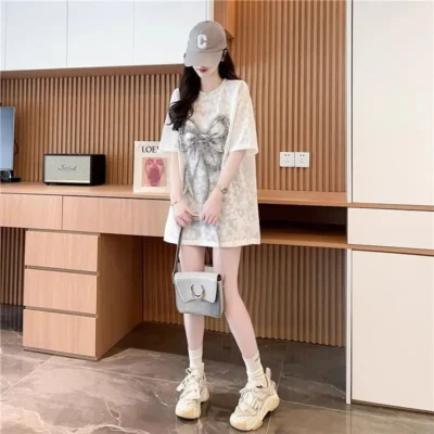 大碼女裝春夏爆款休閒寬鬆顯瘦蕾絲燙鑽蝴蝶結中長款短袖上衣 - Image 4