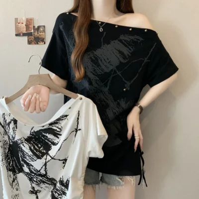 大碼女裝夏季爆款:寬鬆顯瘦復古印花蕾絲百褶交叉領露肩短袖上衣 - Image 3