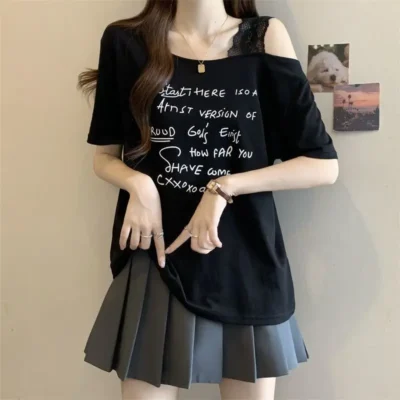 大碼女裝春夏新款寬鬆顯瘦字母印花不規則斜領露肩短袖上衣 - Image 4