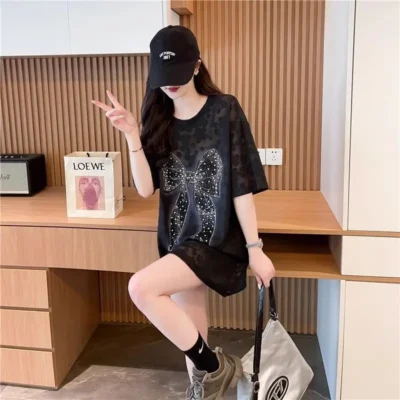 大碼女裝春夏爆款休閒寬鬆顯瘦蕾絲燙鑽蝴蝶結中長款短袖上衣 - Image 5